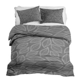 Set di biancheria da letto con coperte terapeutiche grigie con foglie di palma bianche
