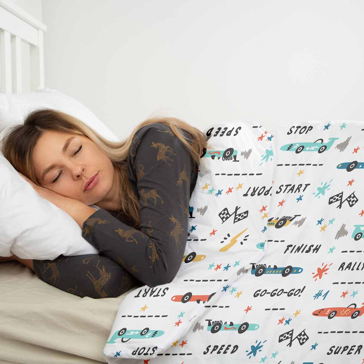 Set di biancheria da letto con coperta terapeutica bianca con macchine da corsa