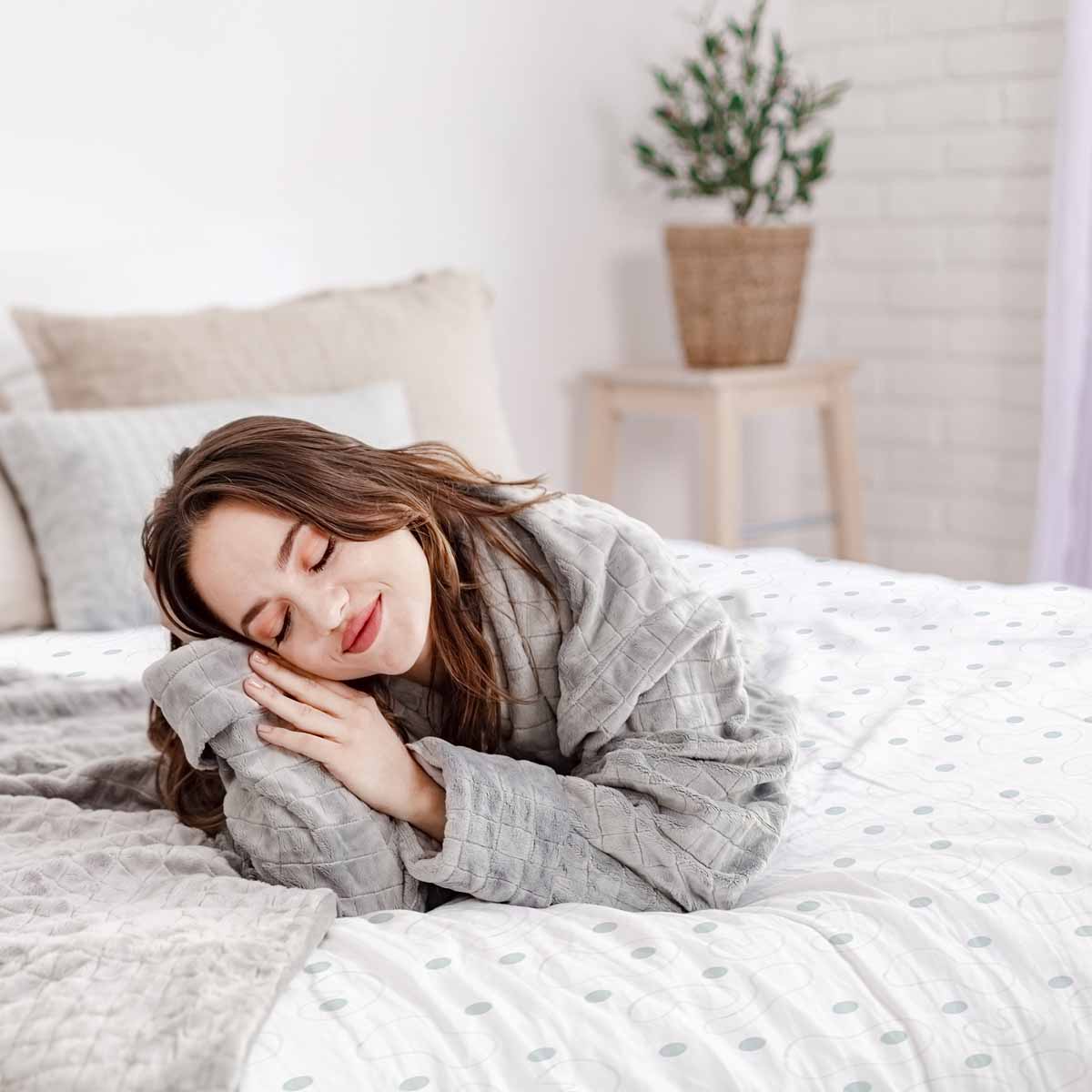Therapy blankets bedding set white with gray dots