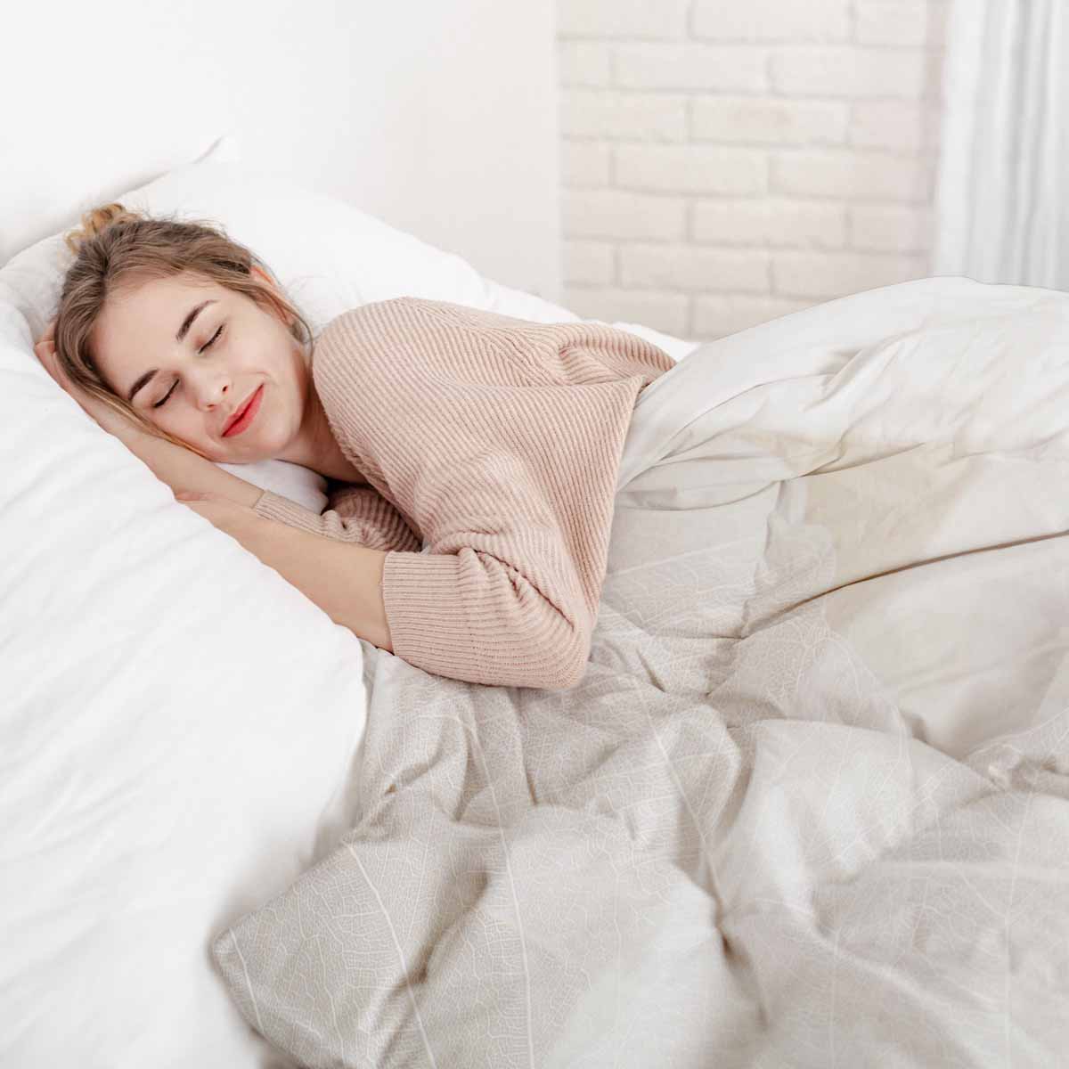 Set di biancheria da letto con coperta terapeutica grigia con motivo bianco