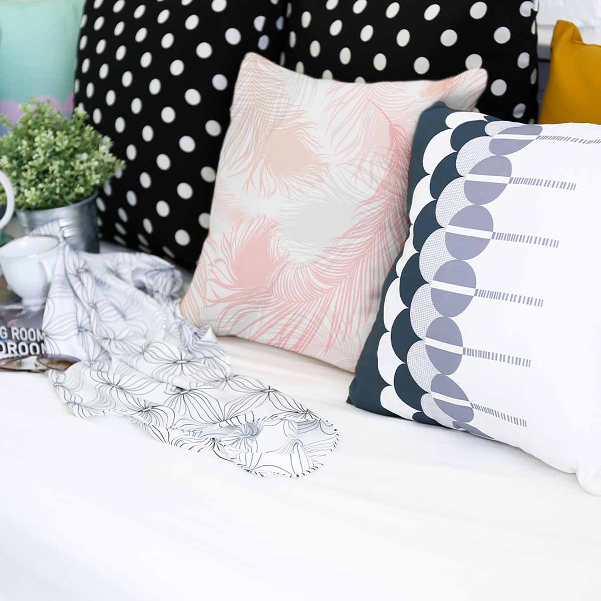 Almohada de salud blanca con plumas rosas