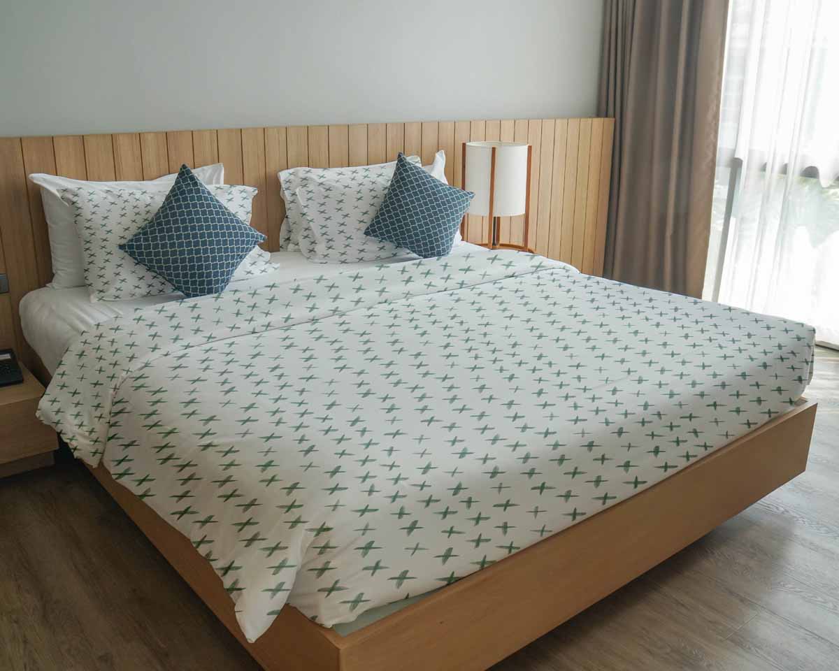 Therapy blankets bedding set with green crosses
