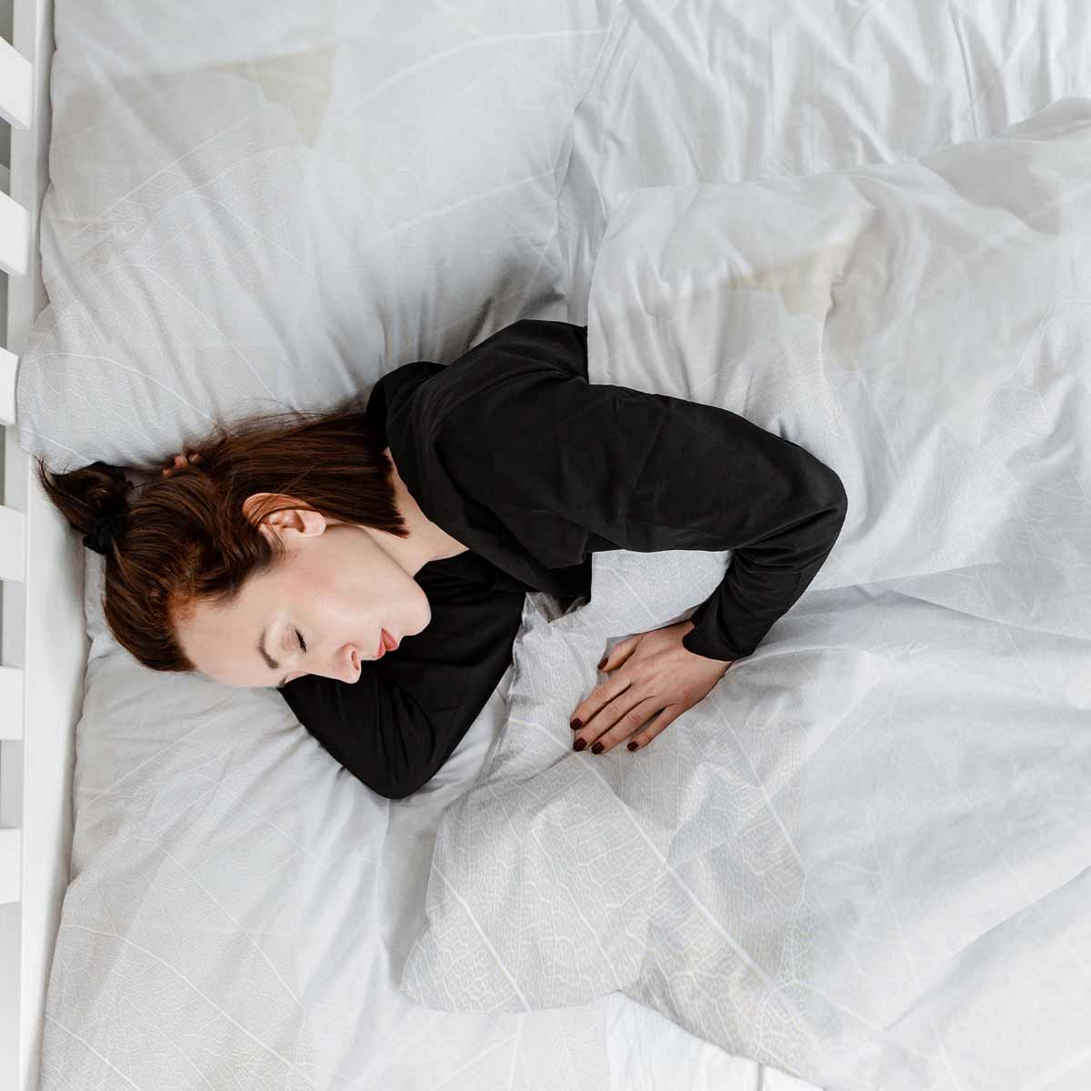 Set di biancheria da letto con coperta terapeutica grigia con motivo bianco