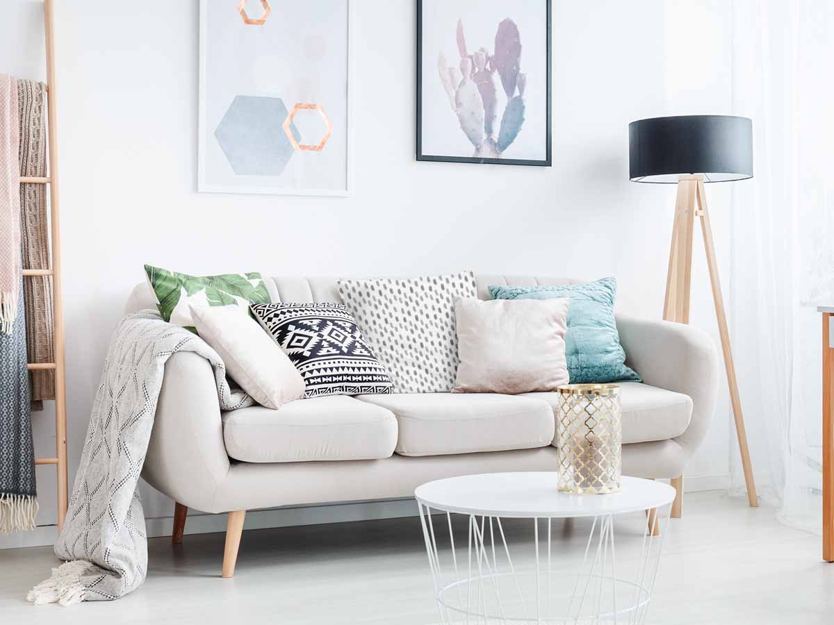 Cuscino sanitario bianco con macchie grigie