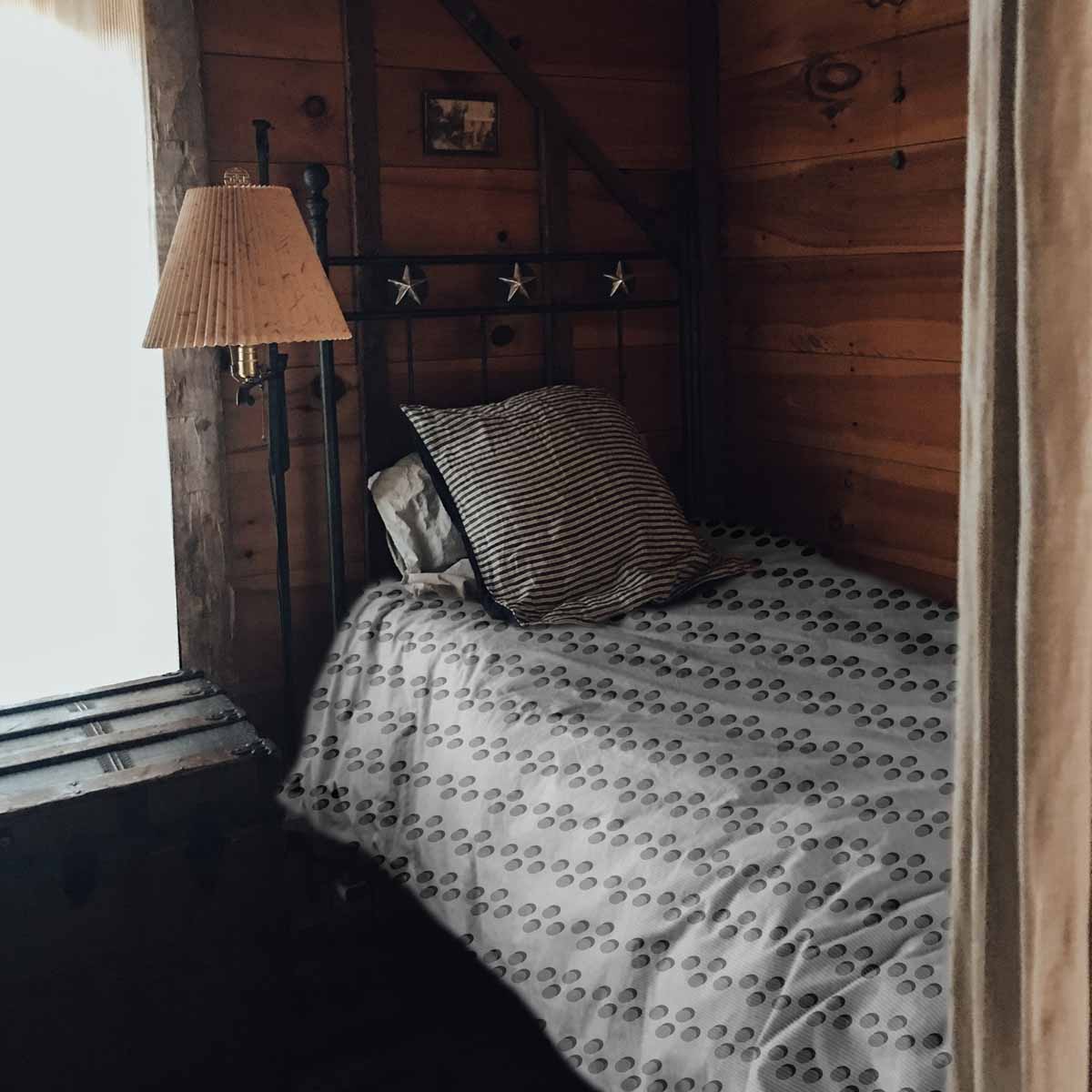 Juego de ropa de cama con manta terapéutica blanca con círculos grises