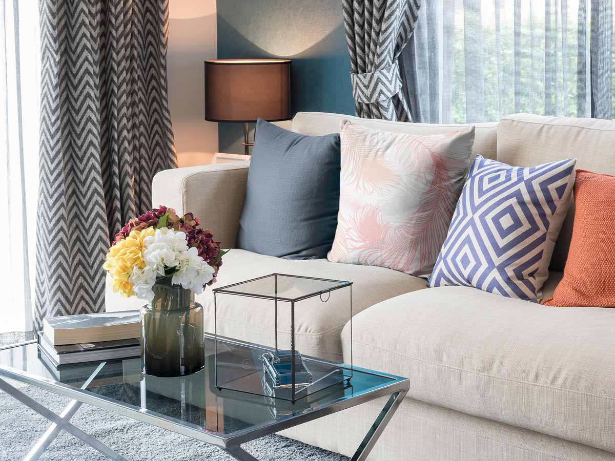 Almohada de salud blanca con plumas rosas