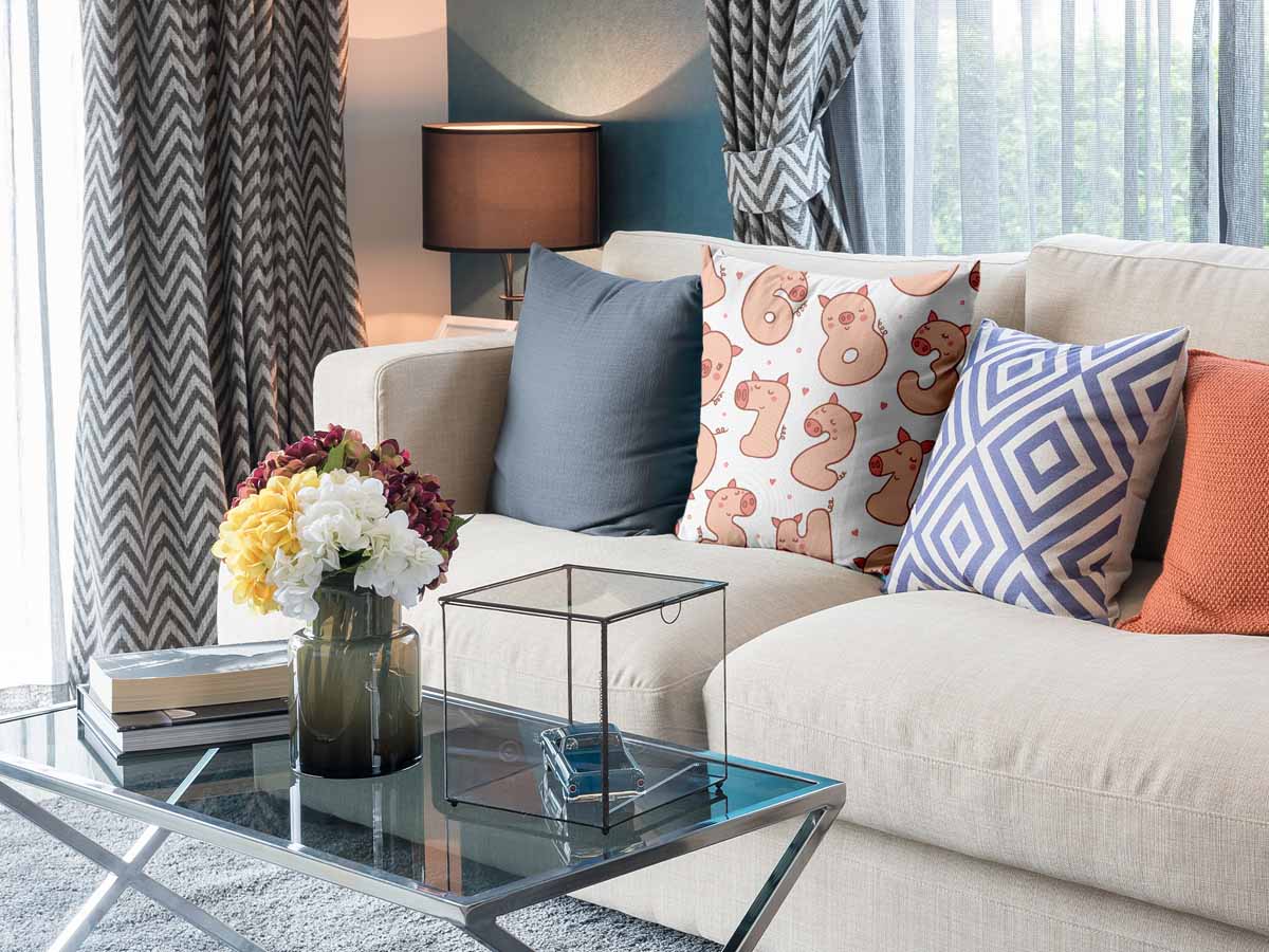 Cuscino salute bianco con numeri e maialini