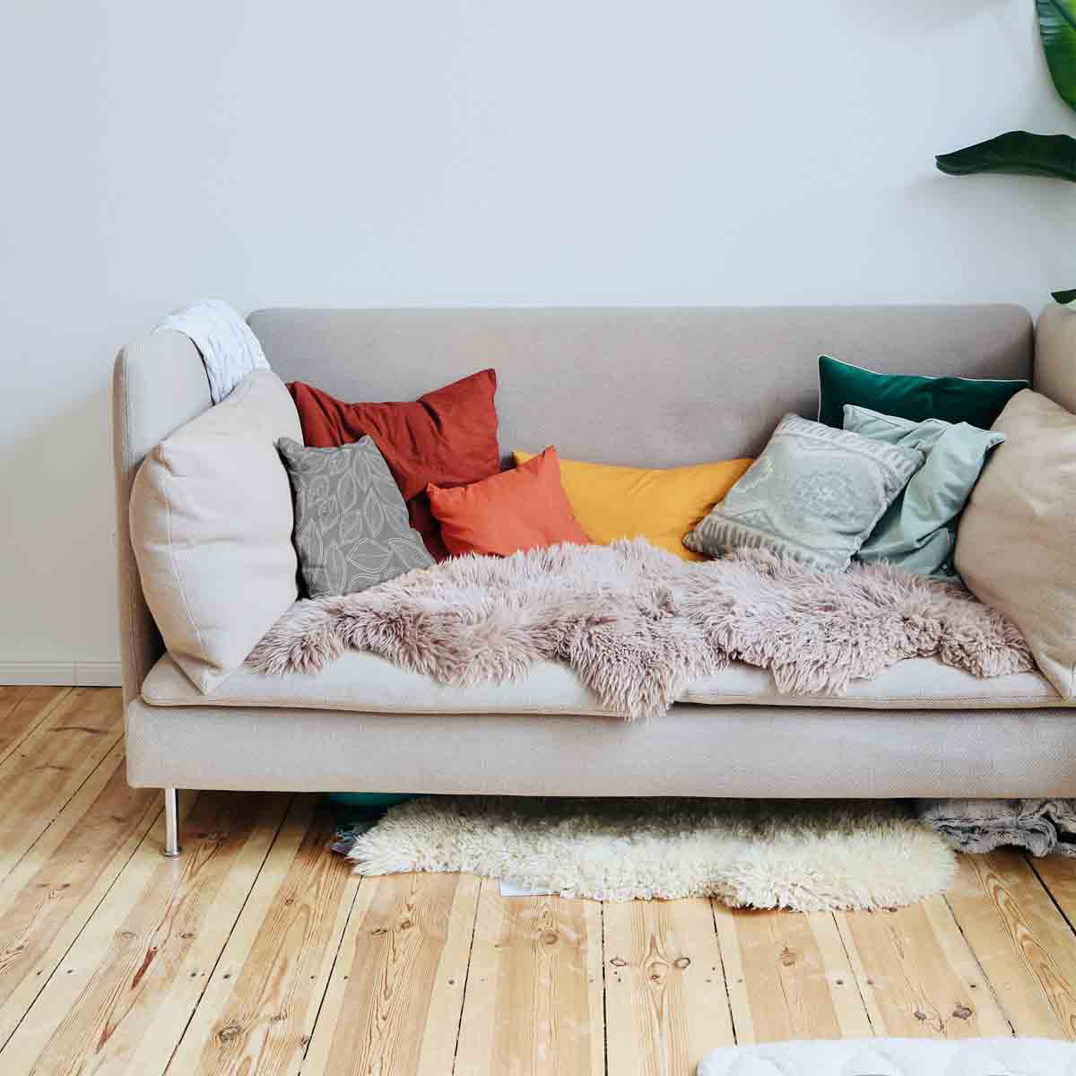 Almohada de salud gris con hojas de palma blancas