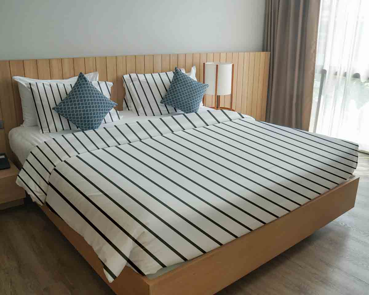 Juego de ropa de cama con manta terapéutica blanca con rayas negras