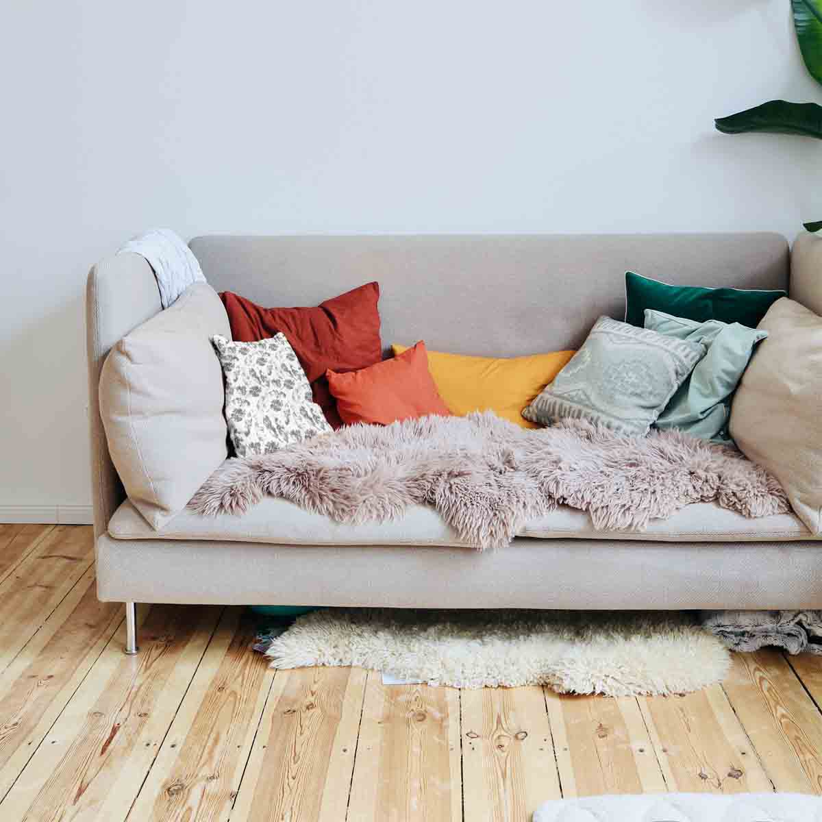 Almohada de salud blanca con hojas grises