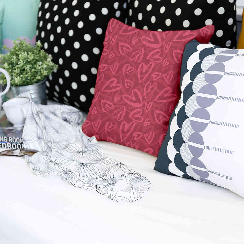 Almohada de salud roja con motivo de corazón rosa