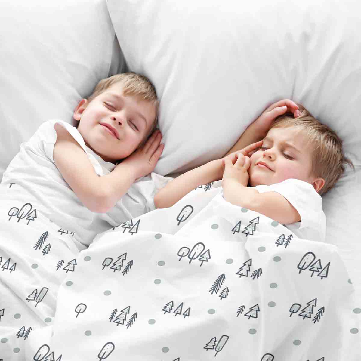 Couverture thérapeutique originale - Housse en coton blanche avec des points et des arbres