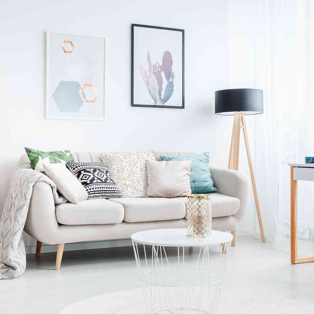 Almohada de salud con delicadas ramas coloridas