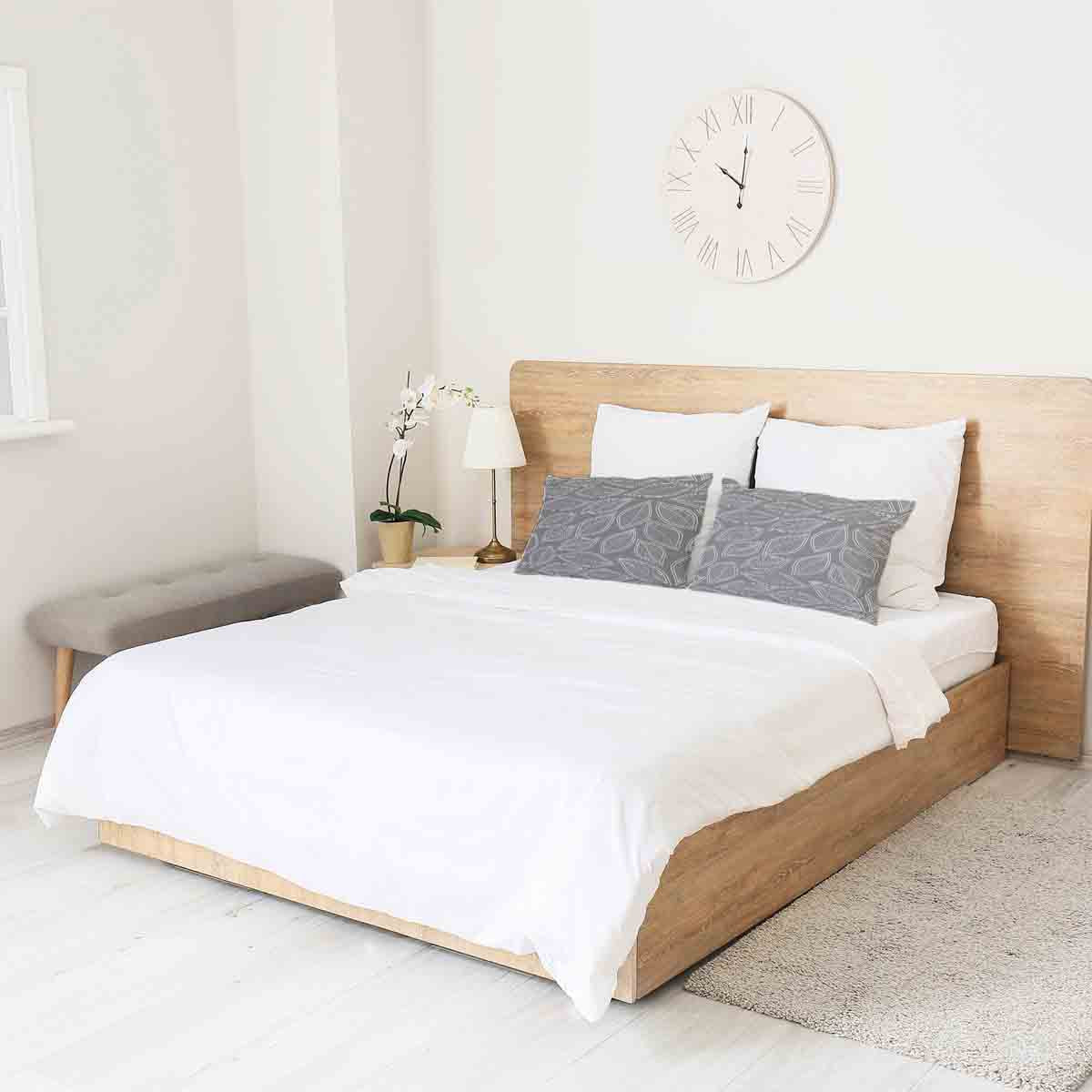 Almohada de salud gris con hojas de palma blancas