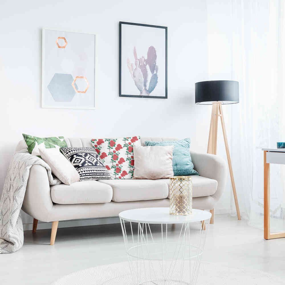 Almohada de salud blanca con arbusto de rosas