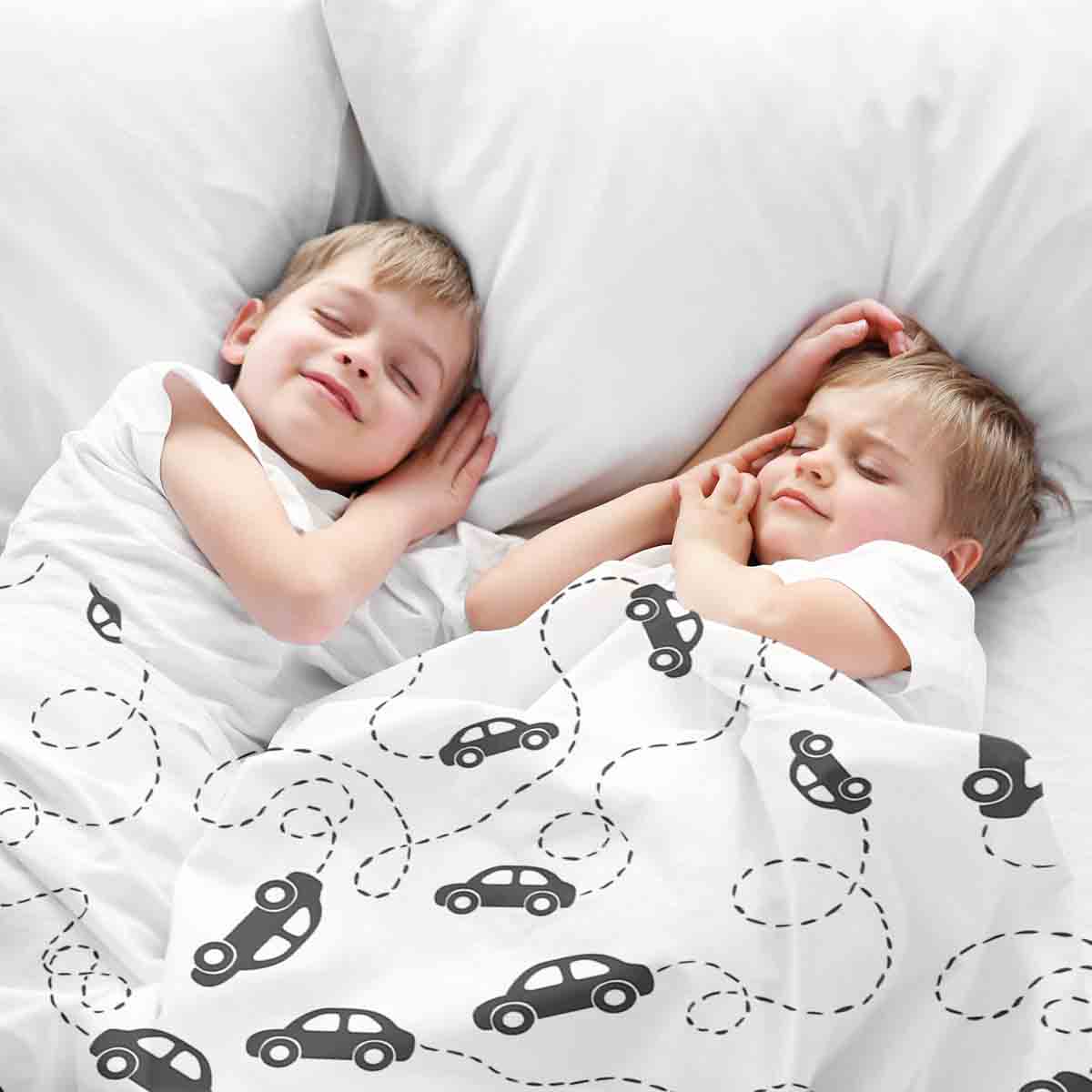 Juego de ropa de cama con mantas terapéuticas y autos negros