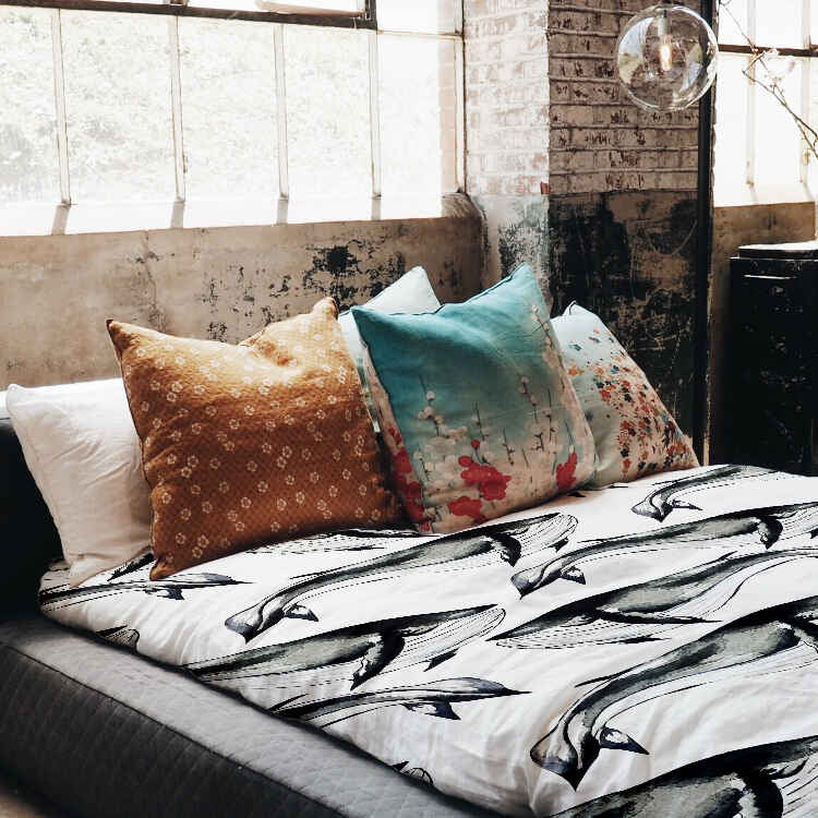 Set de ropa de cama con manta terapéutica ballena azul negra