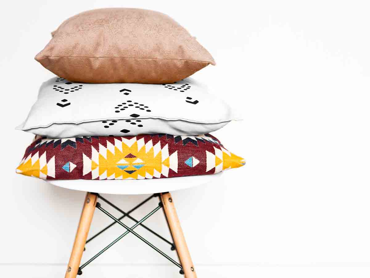 Gezondheidskussen wit met zwarte pijlenpatroon