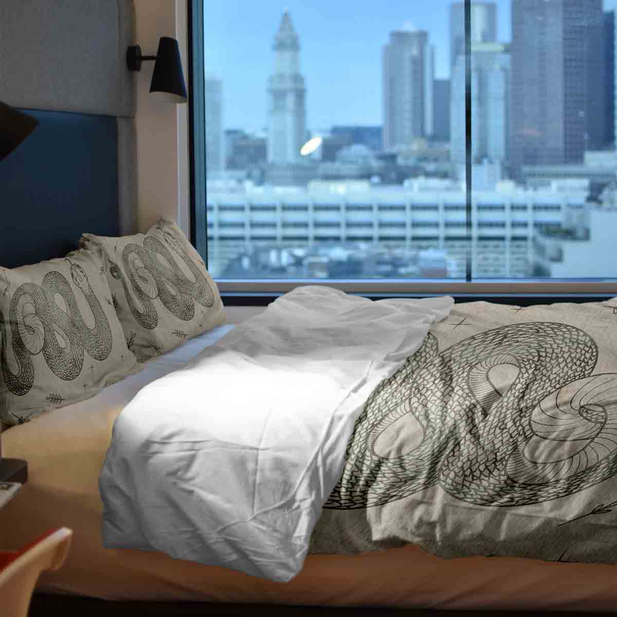 Set di biancheria da letto beige con coperta terapeutica e serpente