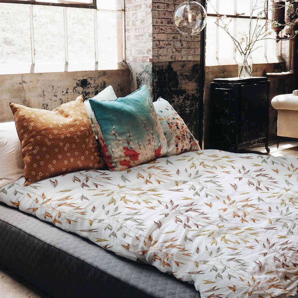 Set di biancheria da letto con coperte terapeutiche e delicati rami colorati