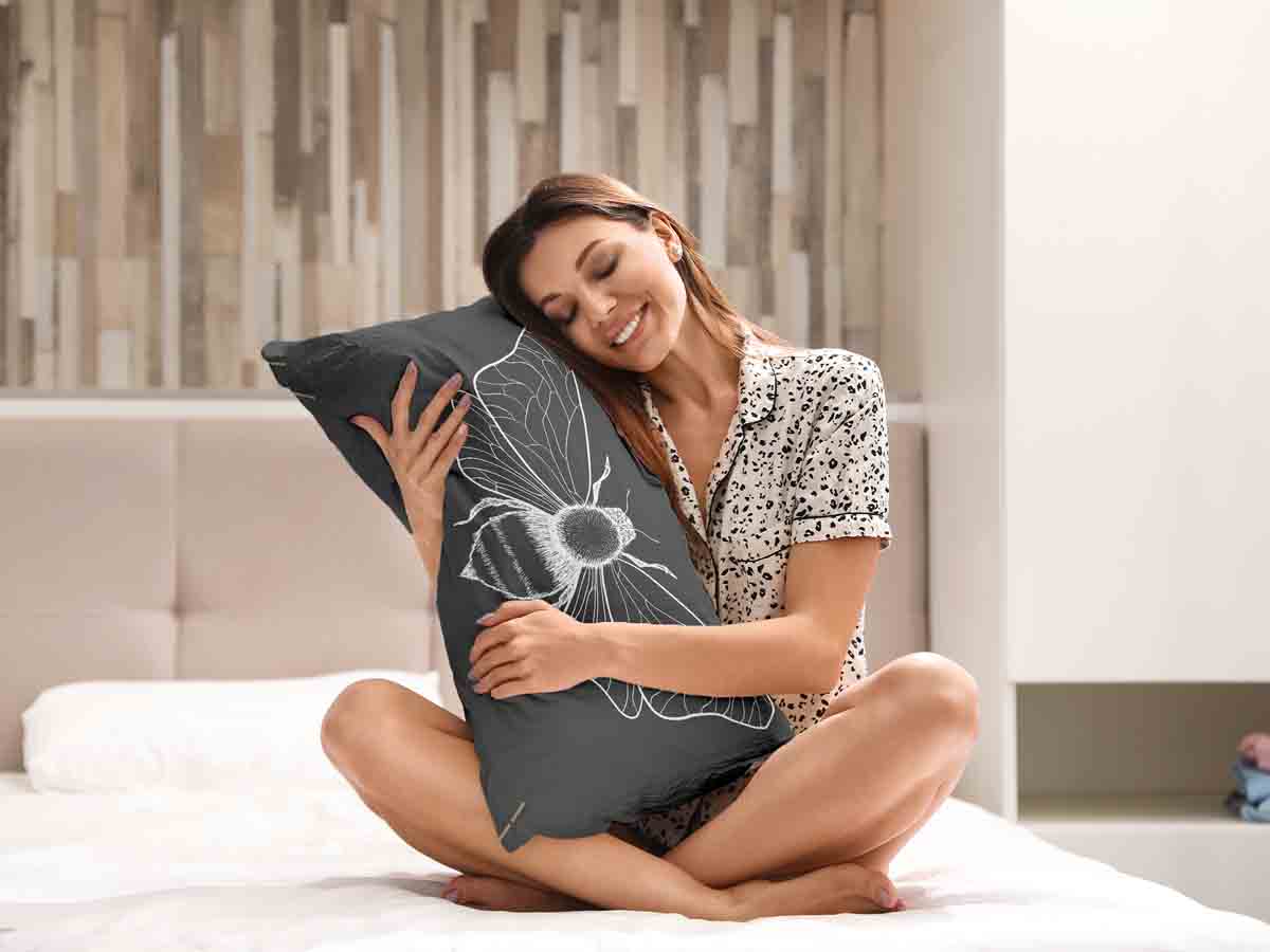 Almohada de salud negra con polilla