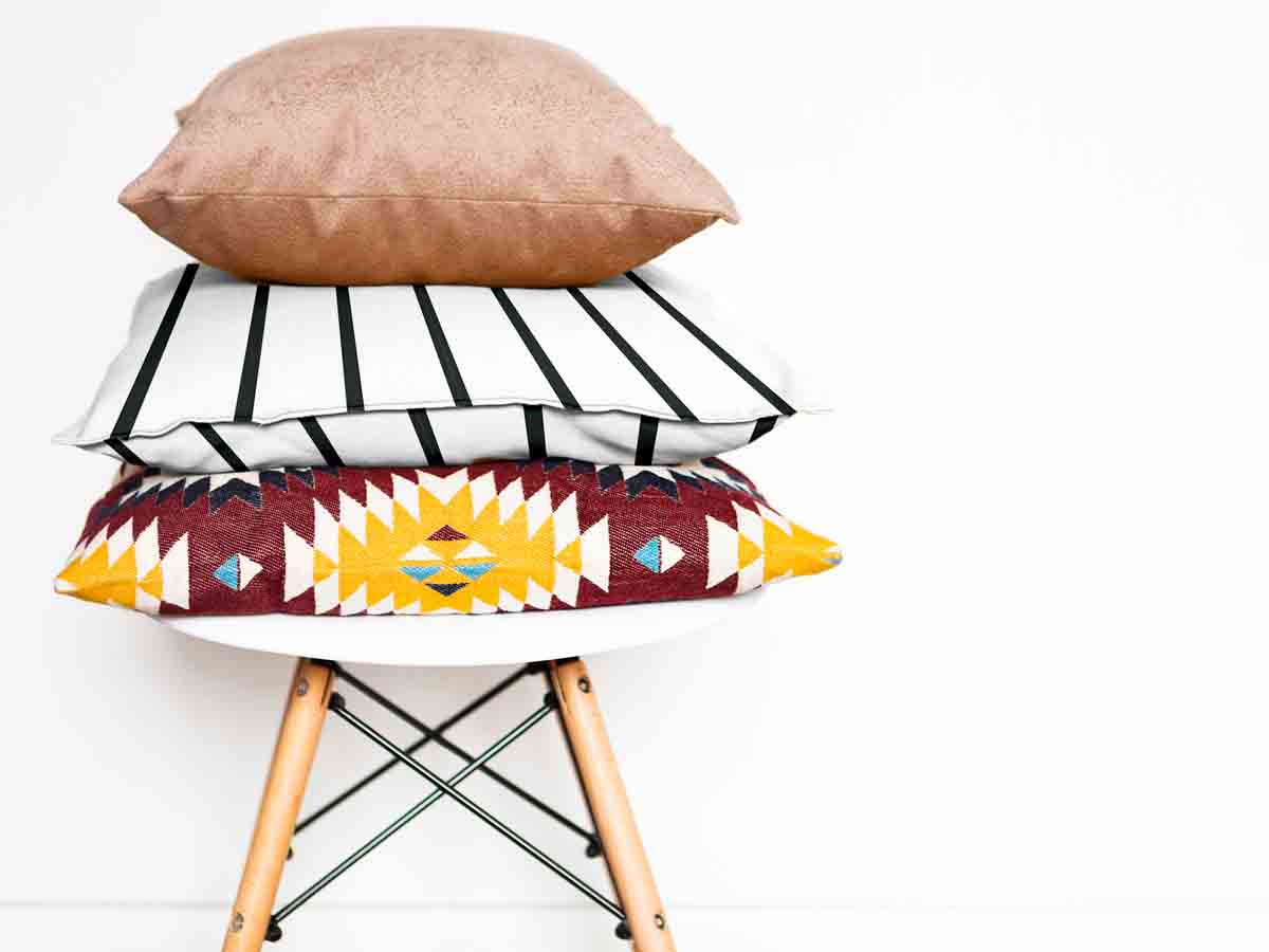 Almohada de salud blanca con rayas negras