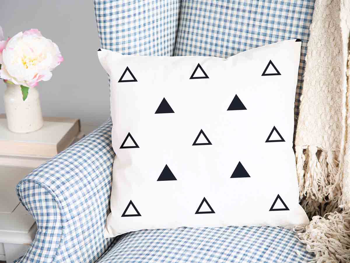 Almohada de salud blanca con triángulos negros