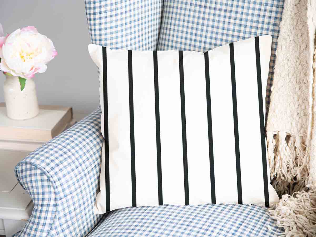 Almohada de salud blanca con rayas negras