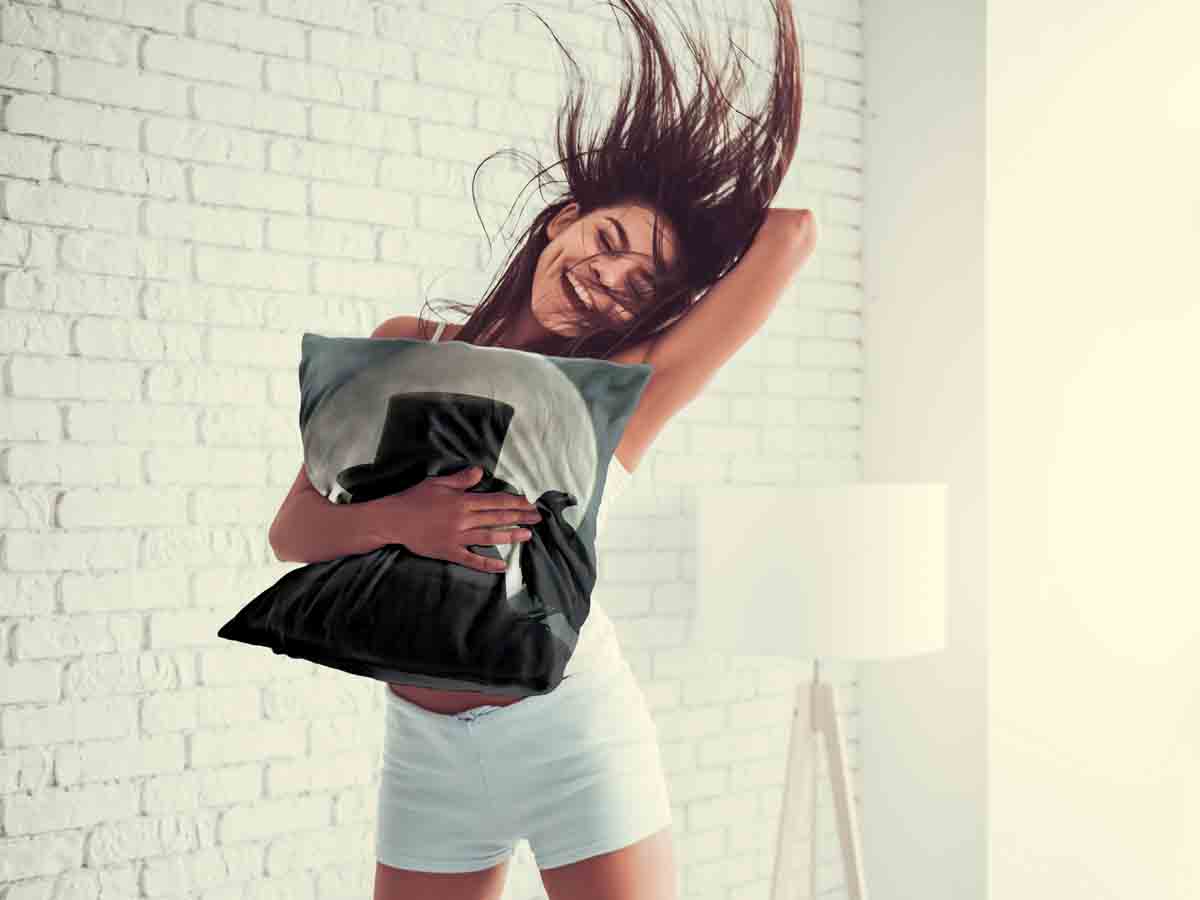 Cuscino salute uomo alla luce della luna