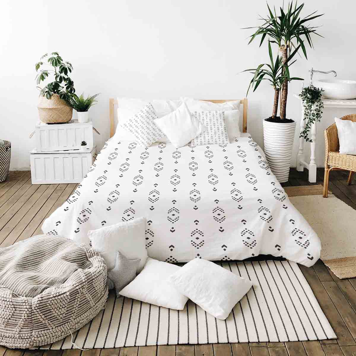 Therapy blankets bedding set white with black arrow pattern