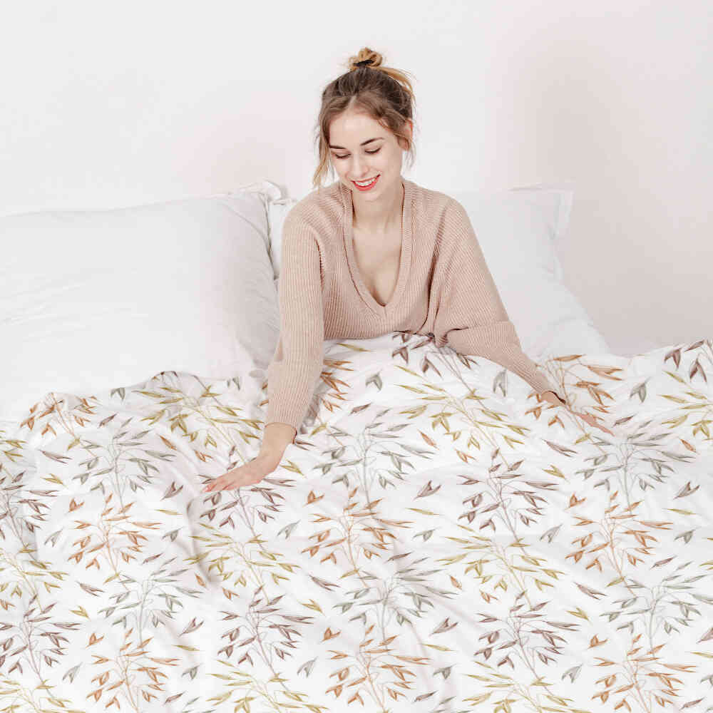 Set di biancheria da letto con coperte terapeutiche e delicati rami colorati