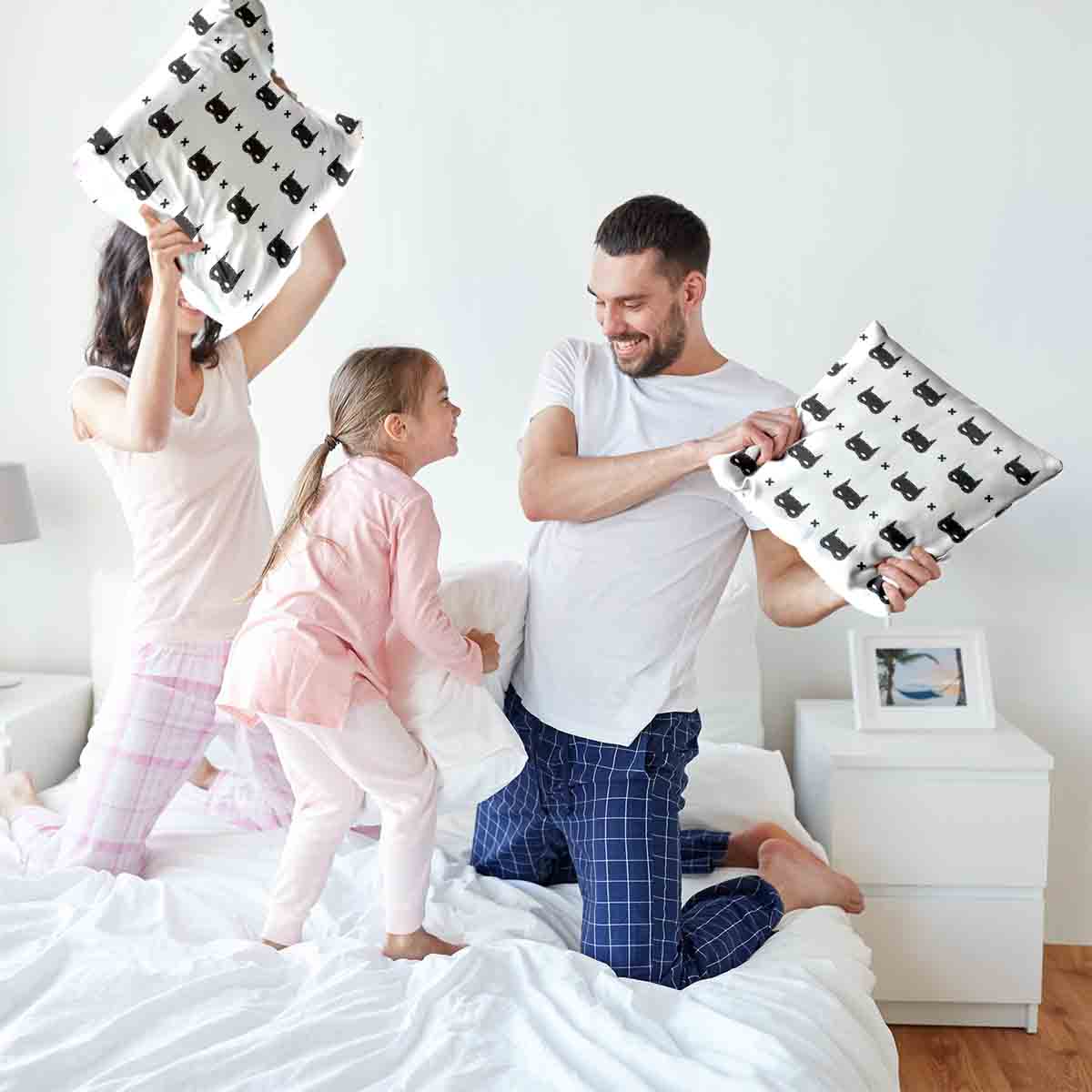 Cuscino sanitario bianco con maschera per gatti