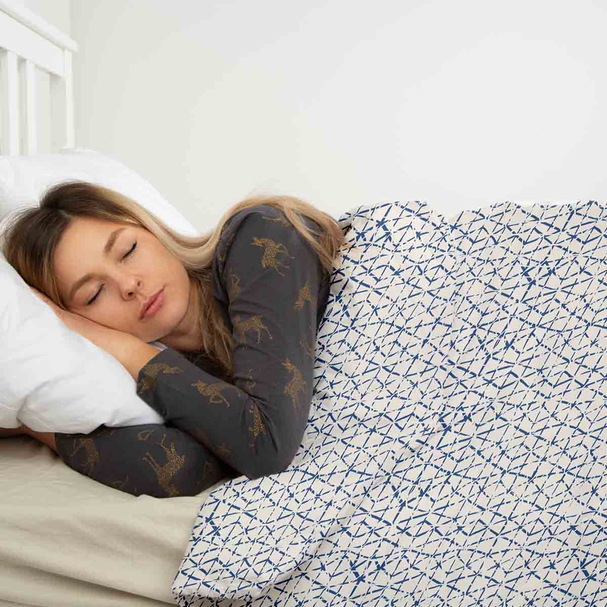 Juego de ropa de cama con mantas terapéuticas blancas con delicadas formas azules