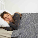 Set di biancheria da letto con coperte terapeutiche grigie con foglie di palma bianche