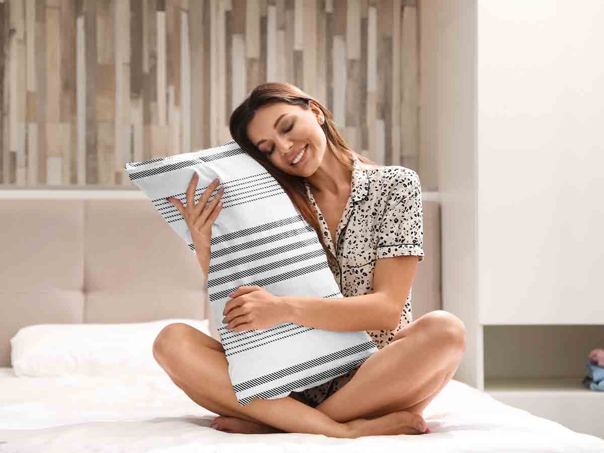 Almohada de salud gris con rayas gruesas y delgadas