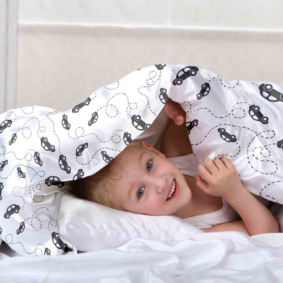 Juego de ropa de cama con mantas terapéuticas y autos negros