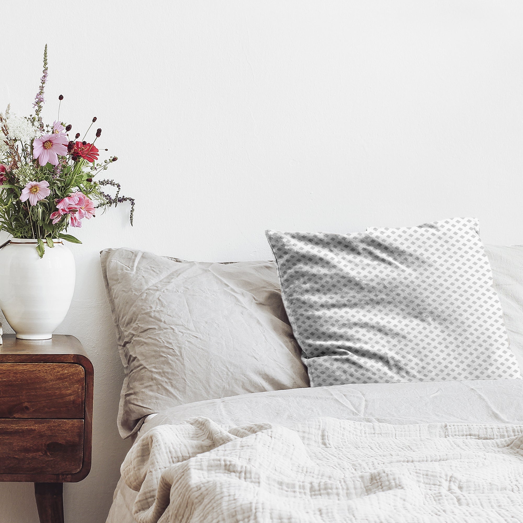 Health pillow white with delicate checks