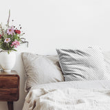 Almohada de salud blanca con delicados cuadros