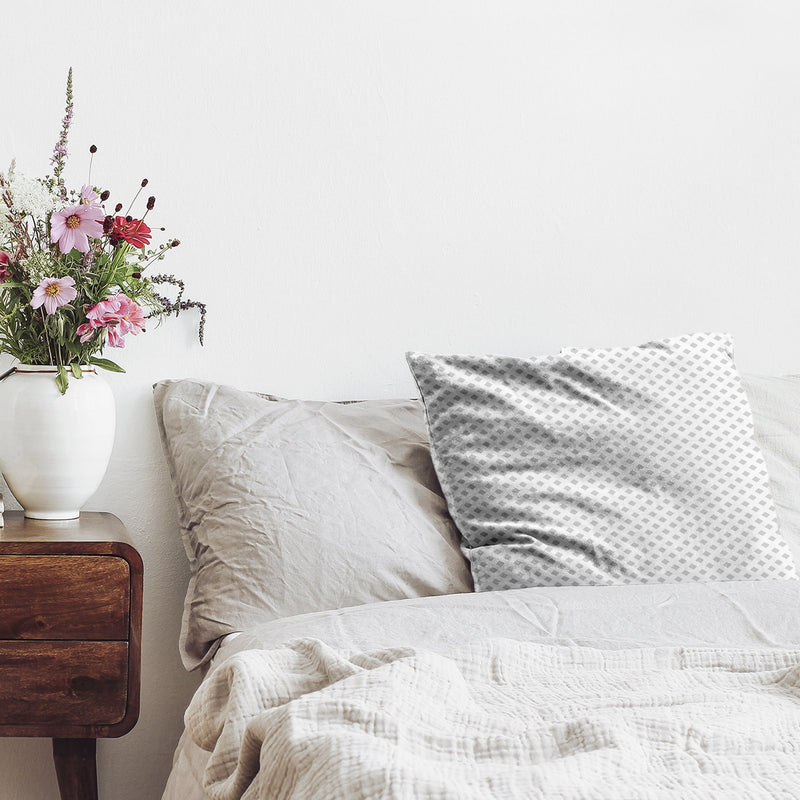 Almohada de salud blanca con delicados cuadros