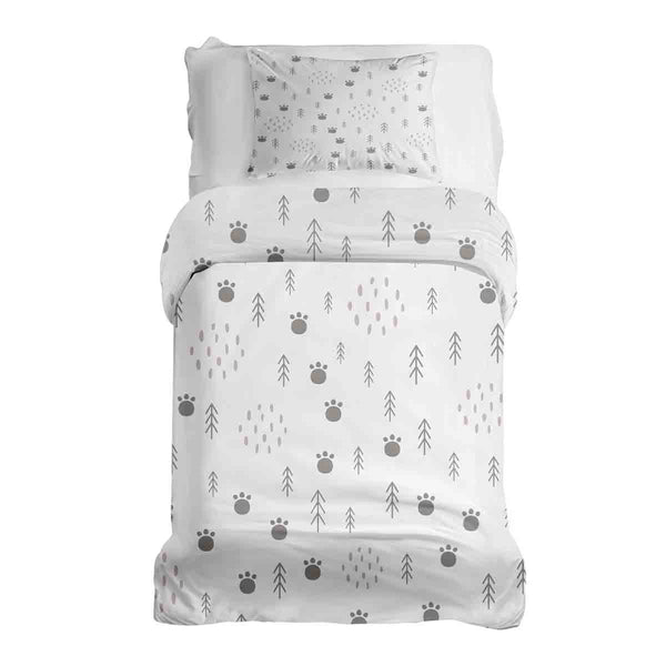 Set de ropa de cama con mantas terapéuticas y huellas de patas en el bosque