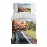 Therapiedekens beddengoedset met hond in de auto