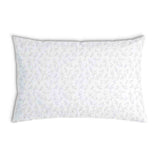 Almohada de salud blanca con delicadas ramas