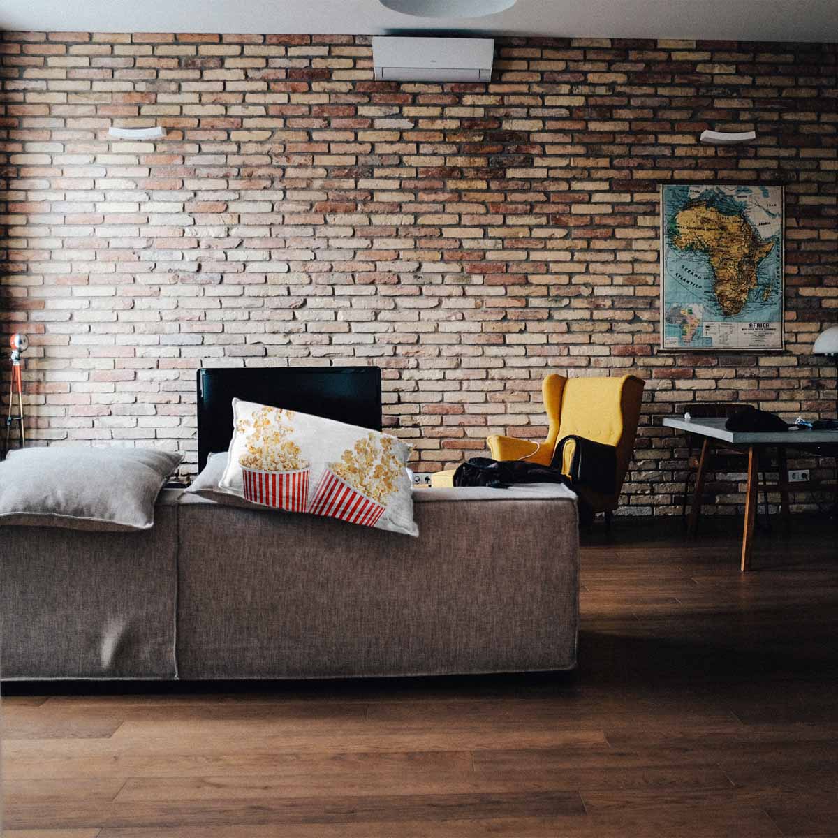 Almohada de salud blanca con palomitas de maíz