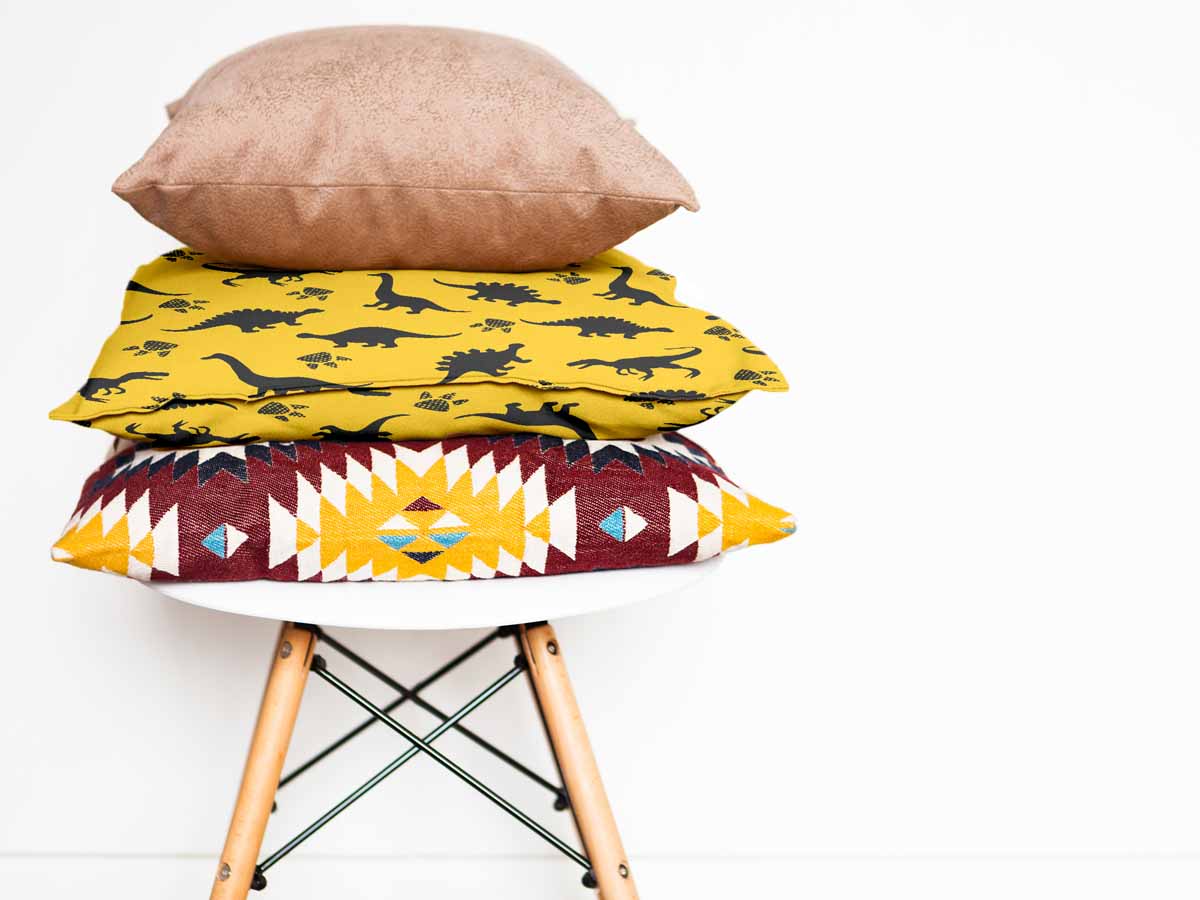 Almohada de salud amarilla con dinosaurio