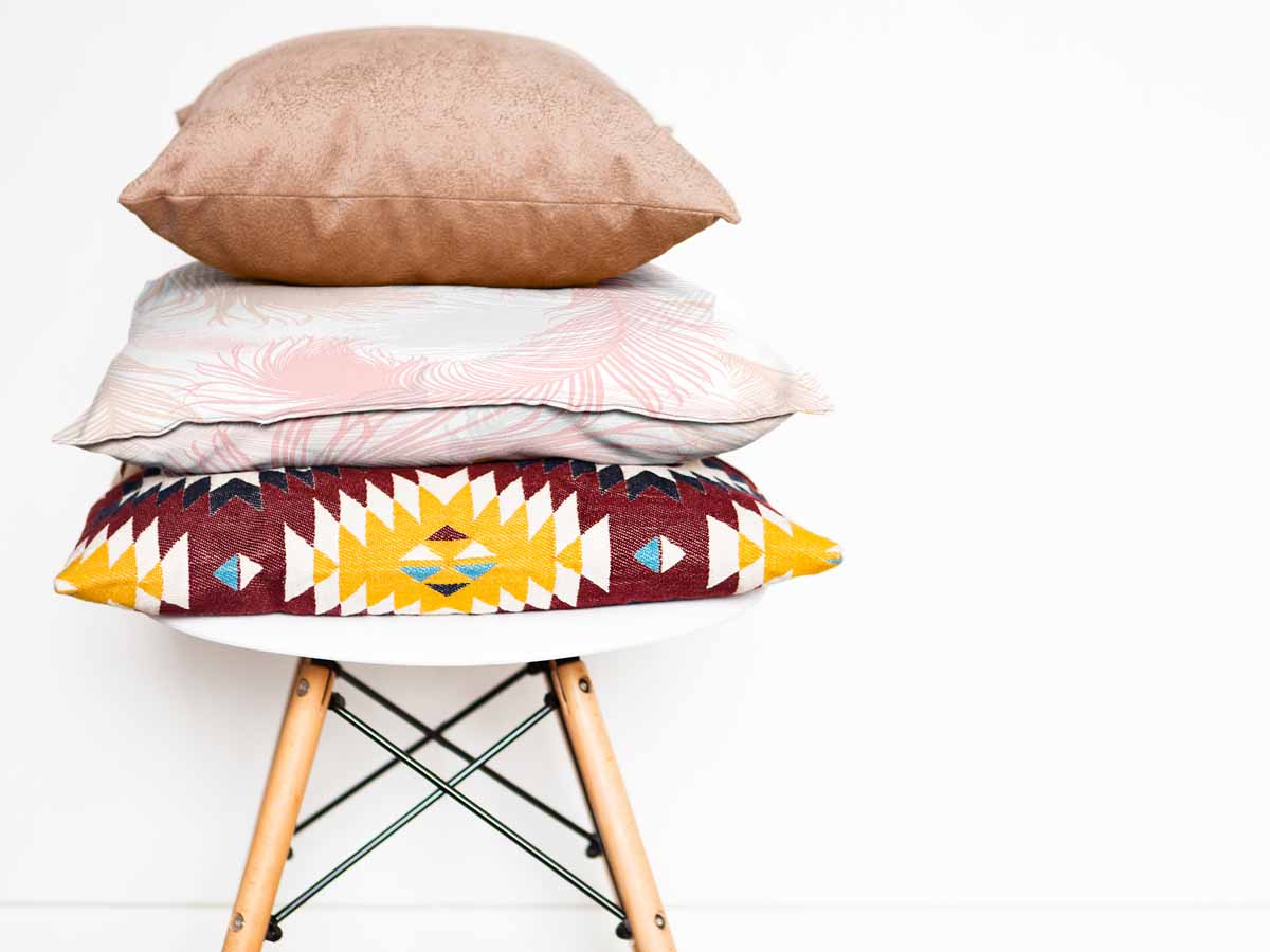 Cuscino sanitario bianco con piume rosa