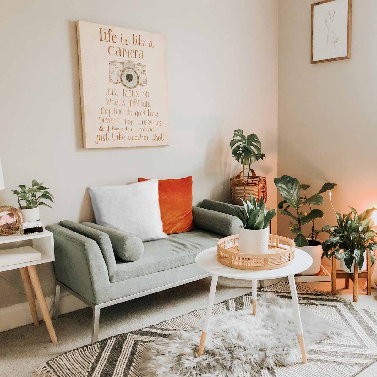 Almohada de salud blanca con delicadas flores