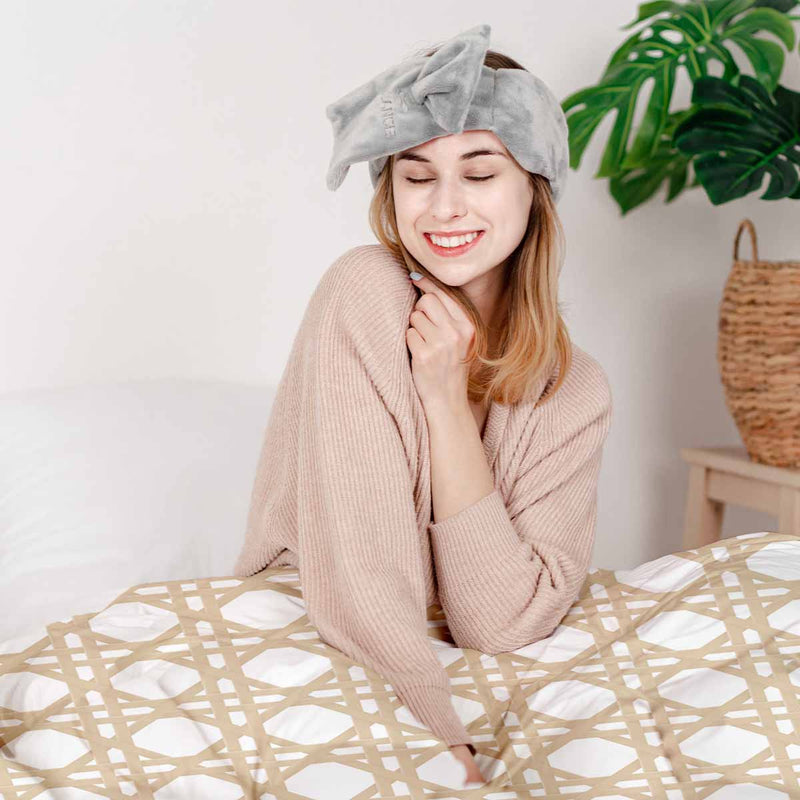 Therapy blanket bedding set, white with beige circles.