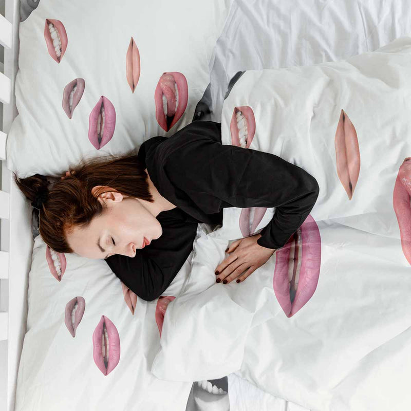 Therapy blanket bedding set, white with lips.