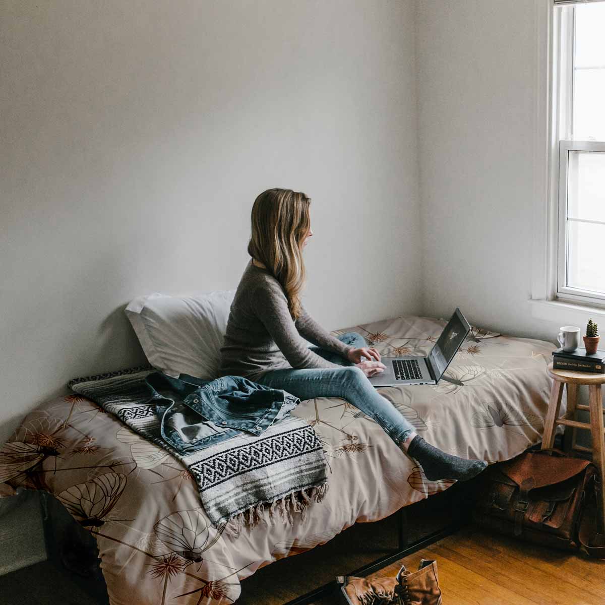 Juego de ropa de cama beige con mantas terapéuticas y polillas