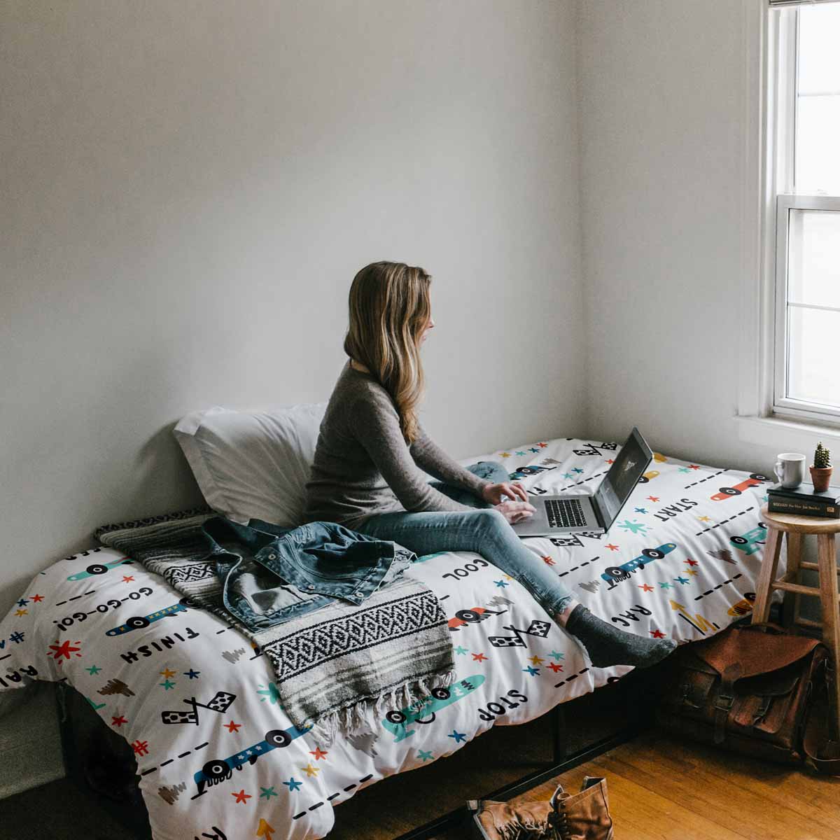 Therapy blankets bedding set white with race cars